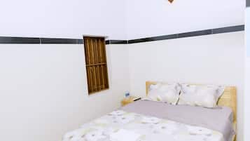 Quarto básico, para não fumantes, vista para o pátio | 1 quarto, cortinas blackout, ferros/tábuas de passar roupa