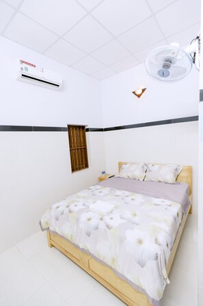 Chambre de base, non-fumeur, vue sur la cour intérieure | 1 chambre, rideaux d’obscurcissement, fer et planche à repasser
