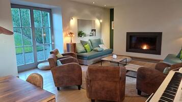 Smart TV, fireplace, books