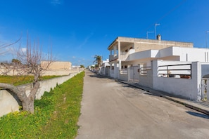Vista frontal de la propiedad