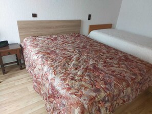 2 chambres, fer et planche à repasser