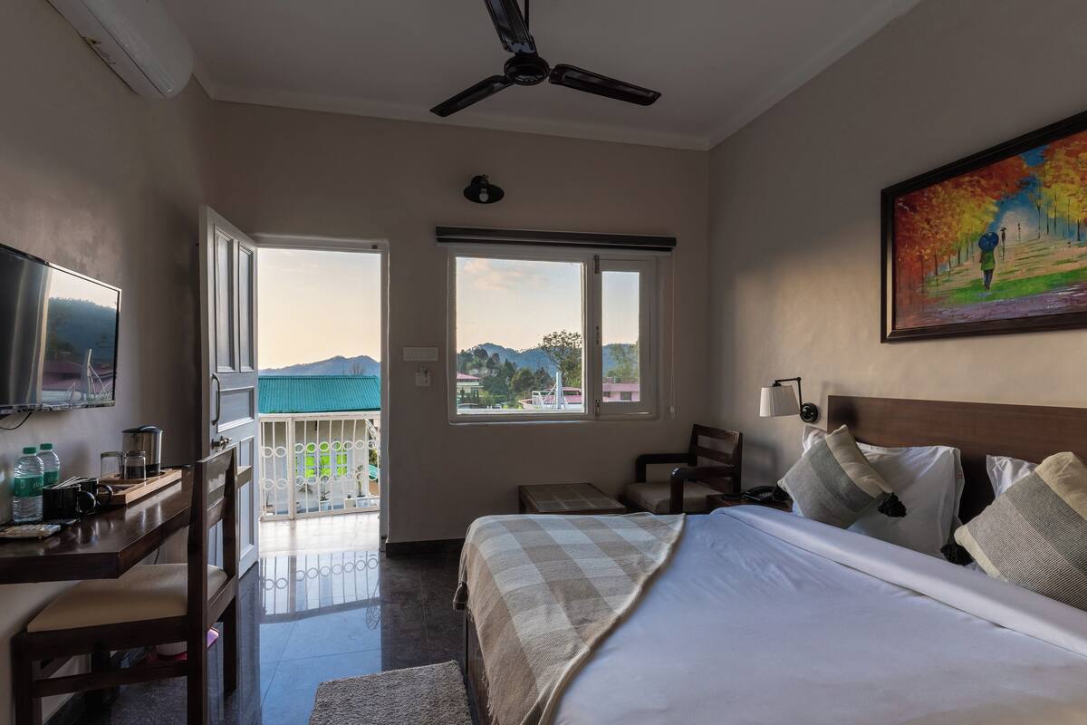 In-room safe, desk, laptop workspace, soundproofing