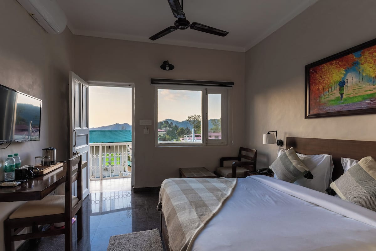 In-room safe, desk, laptop workspace, soundproofing