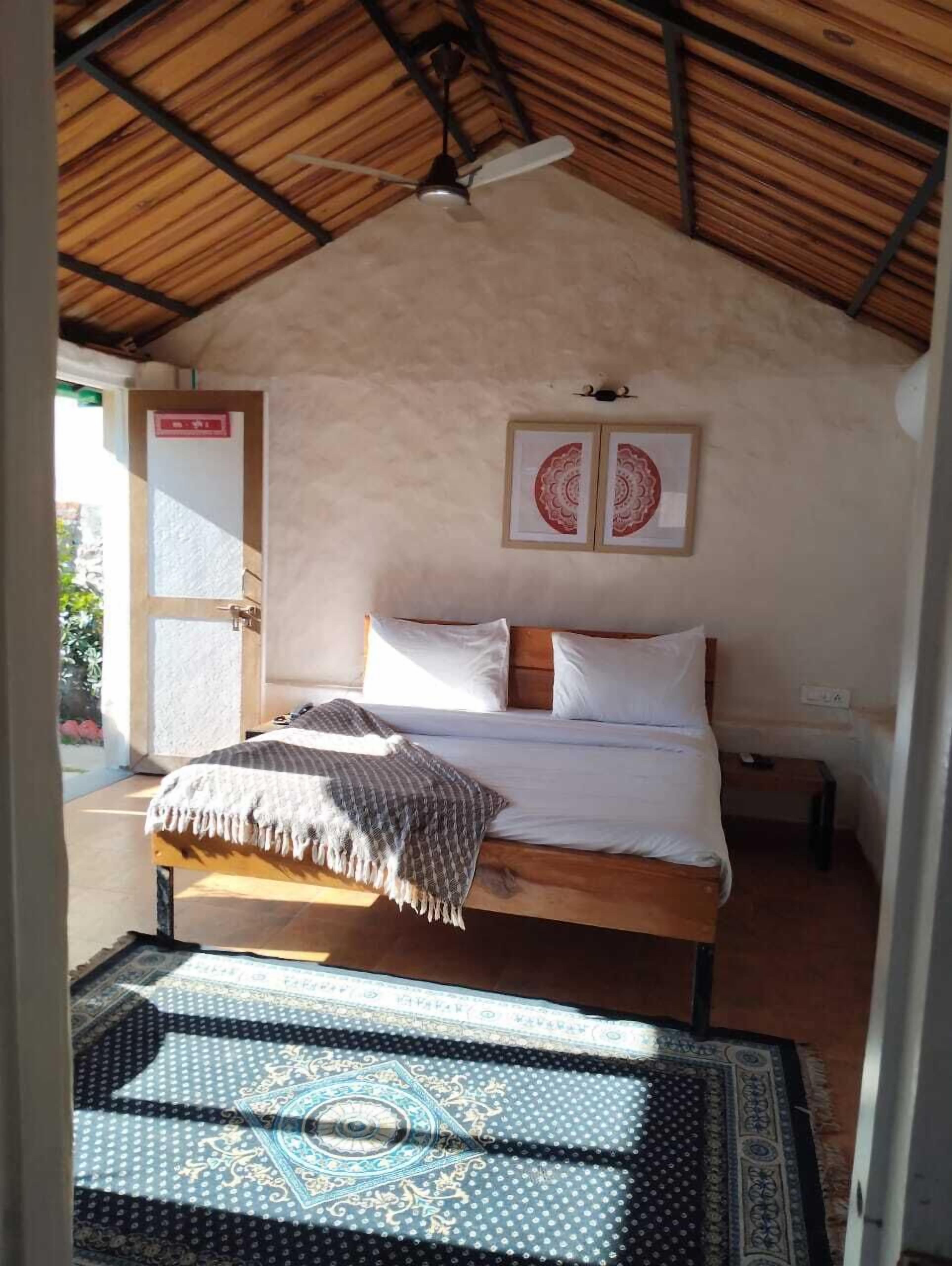 Quarto superior | Cofres nos quartos, escrivaninha, espaço de trabalho para notebook