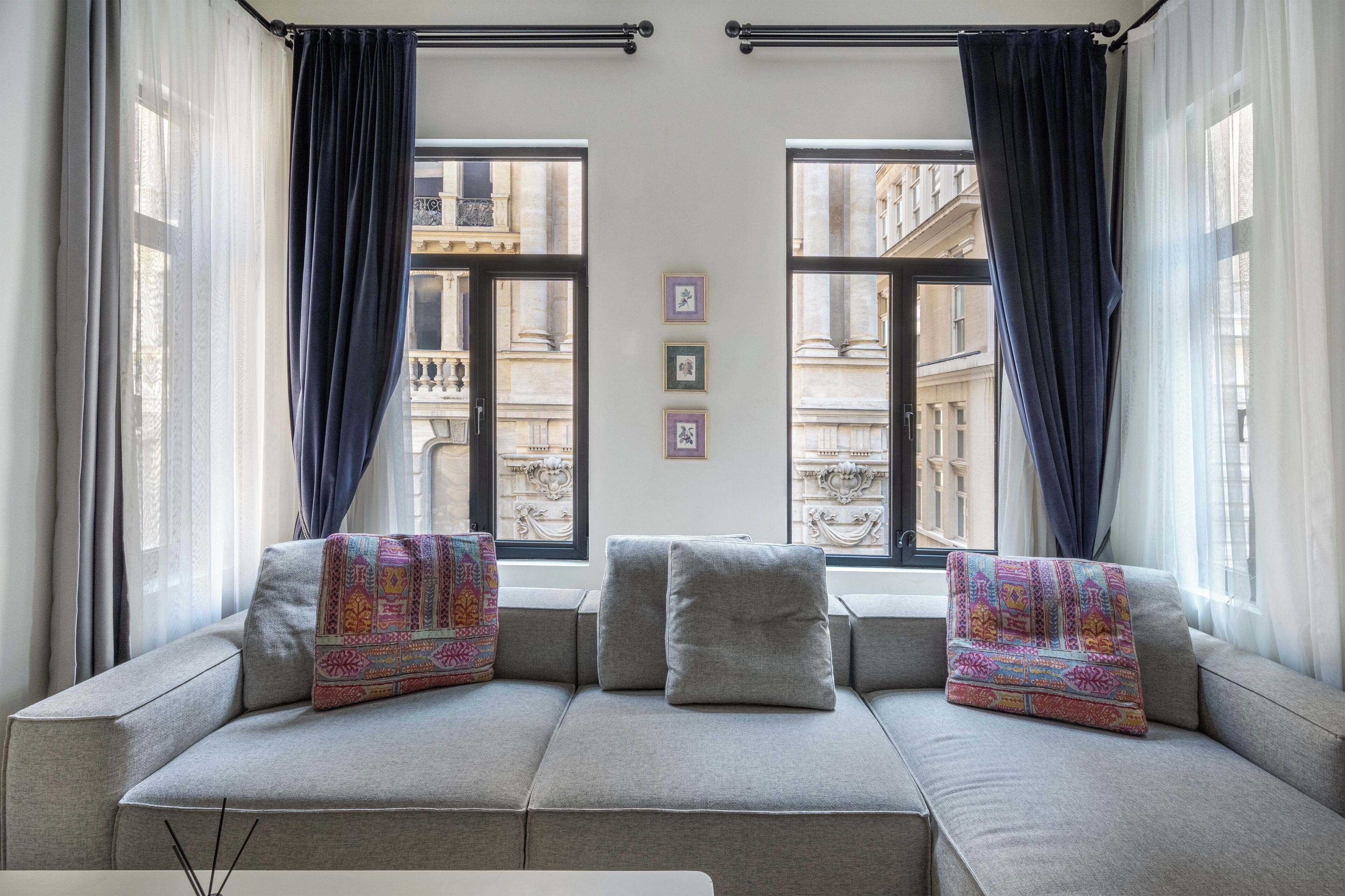 Elite-Apartment | Wohnbereich | 50-Zoll-Smart-TV mit Digitalempfang