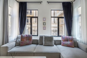 Elite-Apartment | Wohnbereich | 50-Zoll-Smart-TV mit Digitalempfang