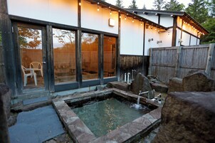 Banheira e chuveiro separados, produtos de toalete grátis