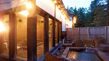 Baignoire et douche séparées, articles de toilette gratuits