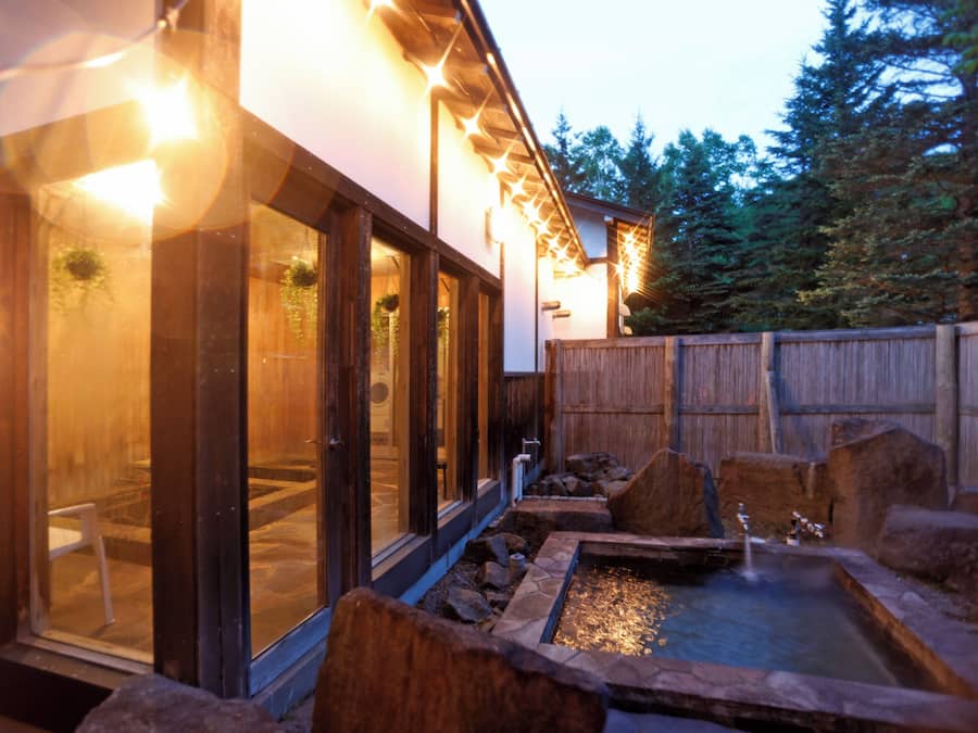 Een aparte badkuip en douche, gratis toiletartikelen, een haardroger