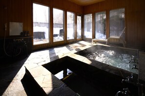 Appartement | Salle de bain | Baignoire et douche séparées, articles de toilette gratuits