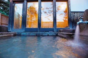 独立的浴缸和淋浴、免费洗浴用品、吹风机、拖鞋