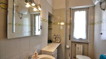 Dusche, kostenlose Toilettenartikel, Haartrockner, Bidet