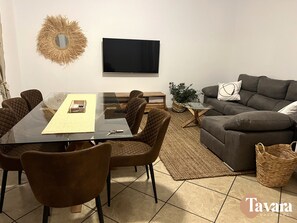 Una Smart TV, una chimenea, videojuegos