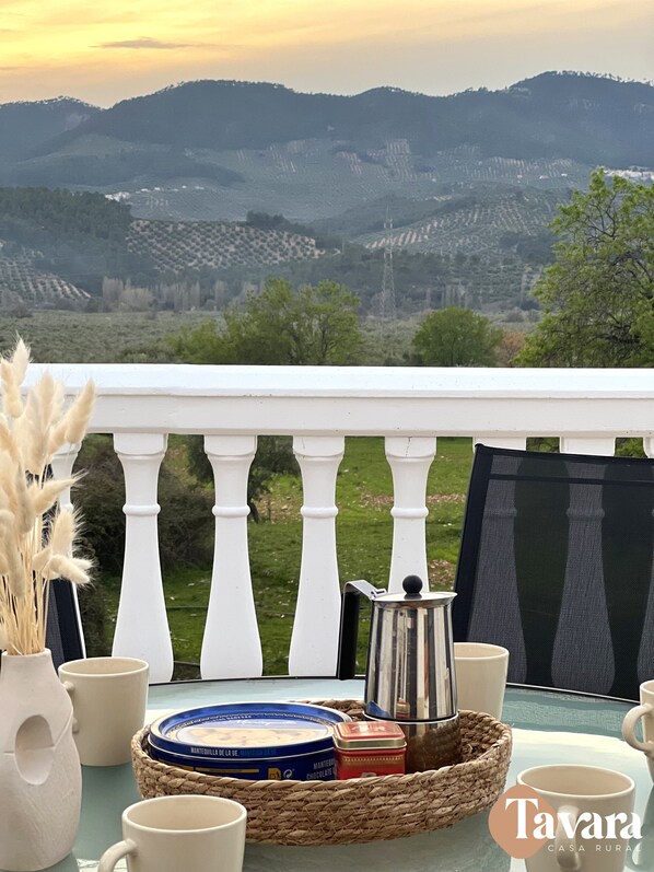 Outdoor dining - Casa Rural con Terraza y Barbacoa en Pleno Parque Natural (El Ojuelo)