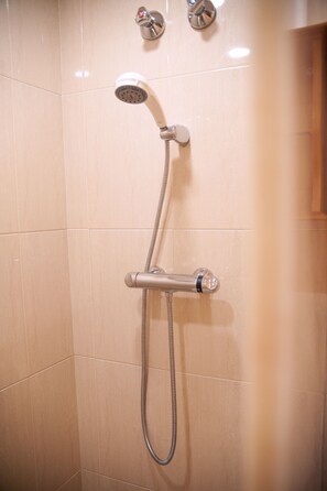 Sèche-cheveux, bidet, serviettes fournies, savon