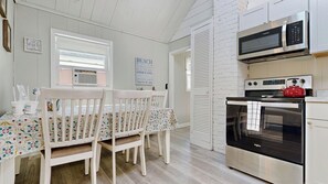 Kylskåp, mikrovågsugn, ugn och spishäll