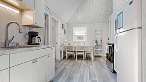 Fridge, microwave, oven, stovetop - Salt Life #2 by Bayley Vacation Rentals (Old Orchard Beach)