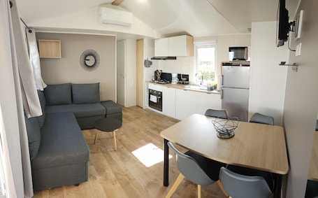 Interior. Mobil Home Dans un Camping 4 Étoiles, au Porte du Mont Pilat alt 1400m