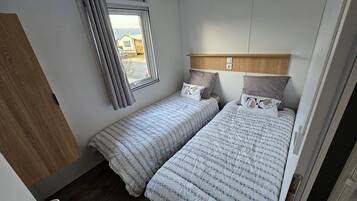 2 bedrooms, travel crib, bed sheets