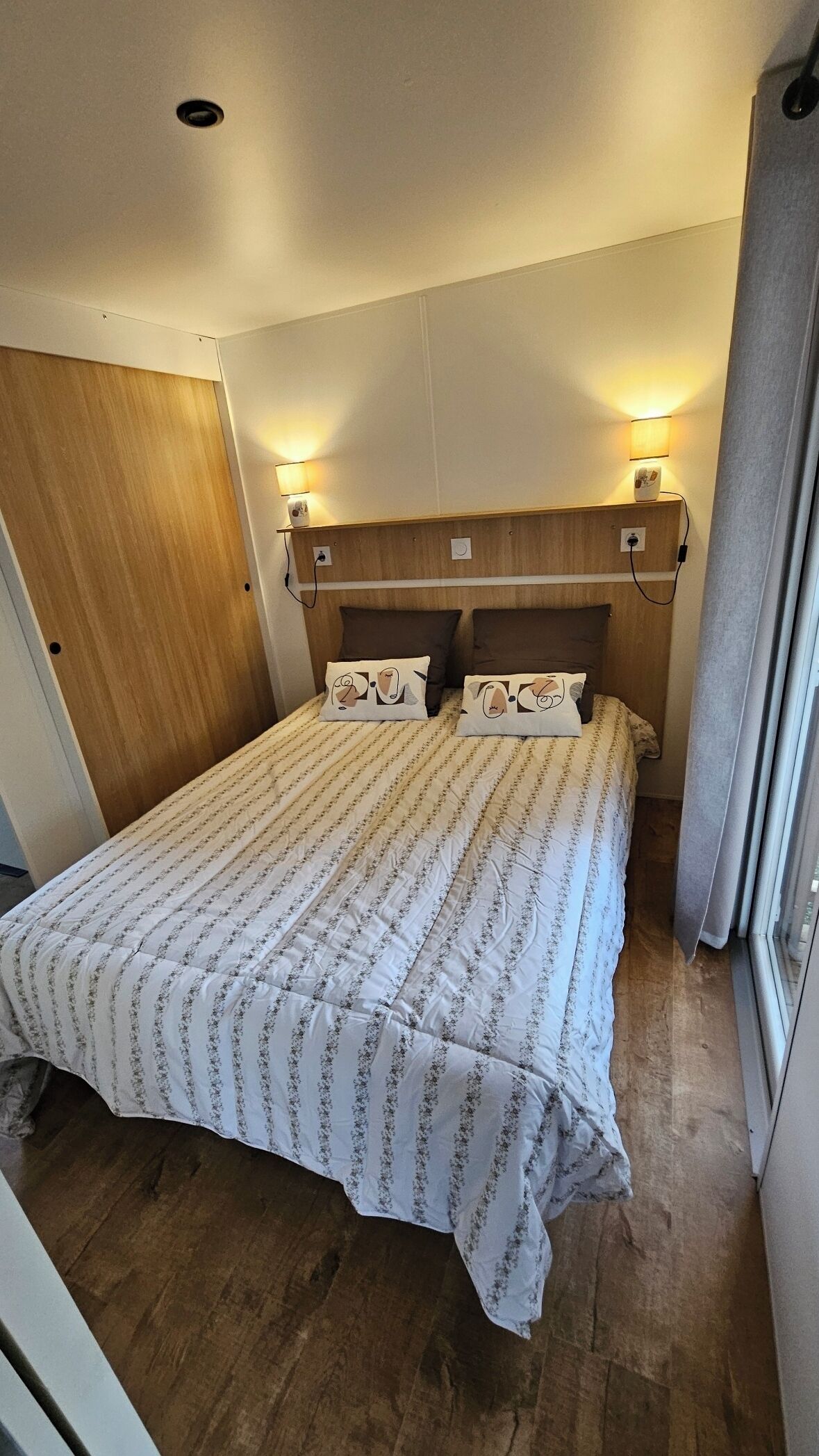 2 間睡房、可攜式嬰兒床、床單