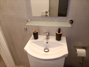 Appartement Ville | Salle de bain | Douche, sèche-cheveux, serviettes fournies, savon
