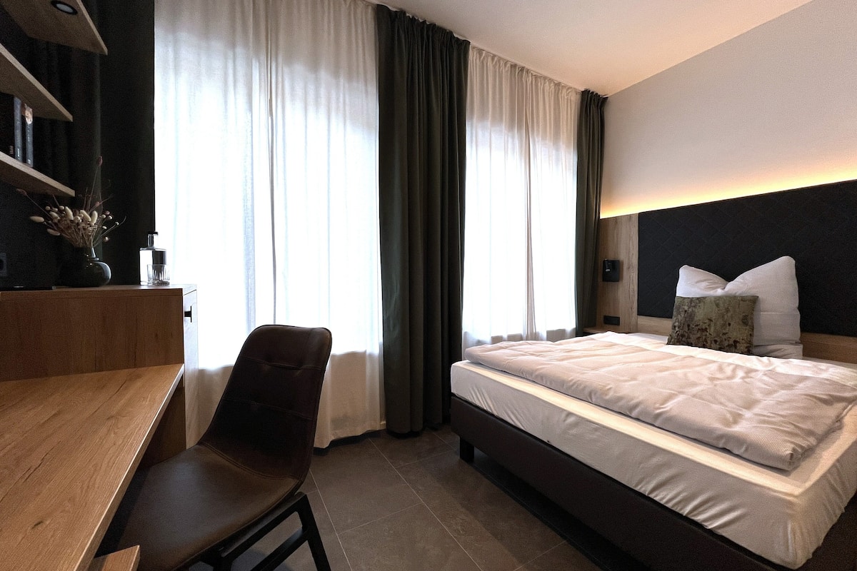 Single Room | Hypo-allergenic bedding, desk, laptop workspace, soundproofing