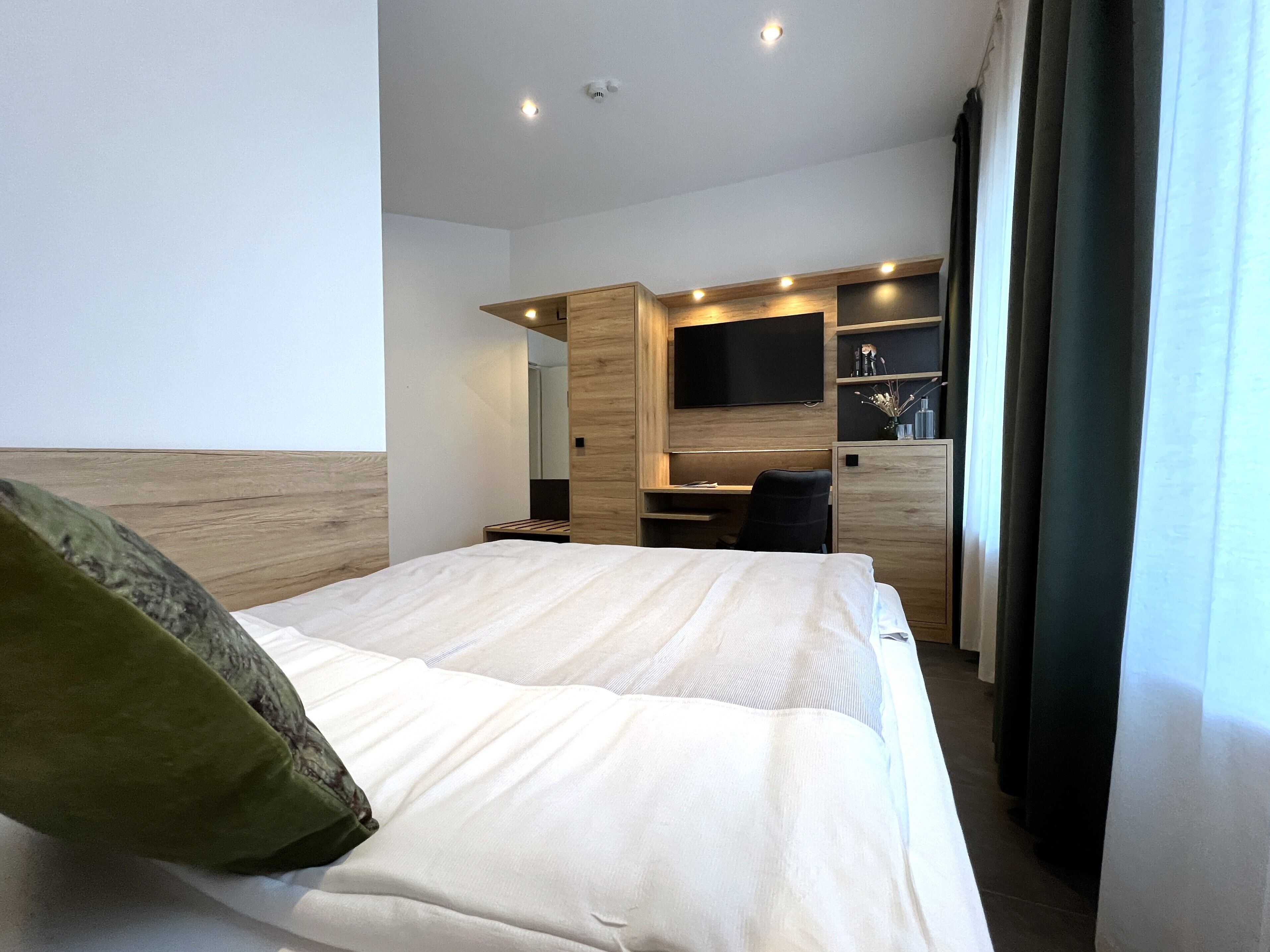 Single Room | Hypo-allergenic bedding available, desk, laptop workspace, soundproofing