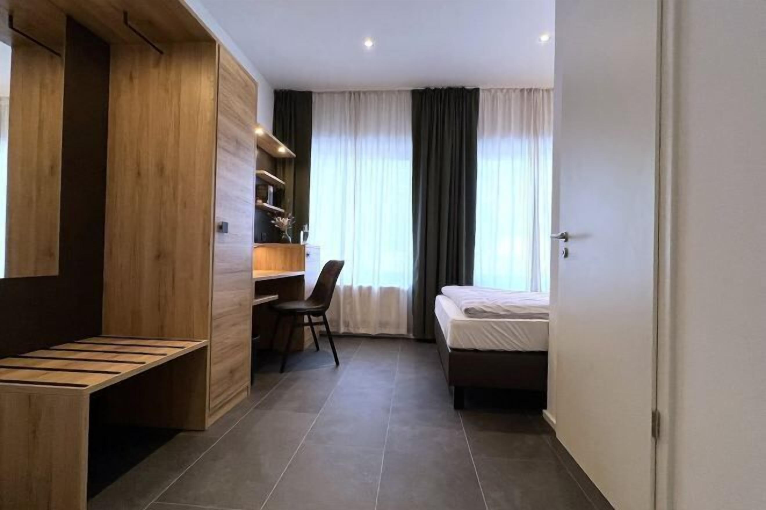 低刺激性寝具、デスク、ノートパソコン用作業スペース、防音設備