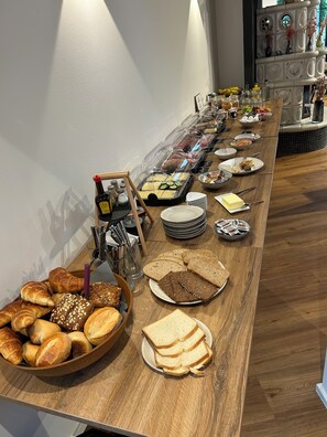 Free daily buffet breakfast  - Haus Kuckenberg (Burscheid)