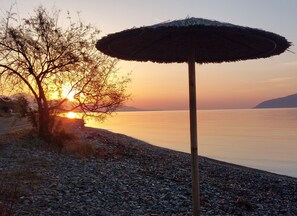 Ligstoelen aan het strand