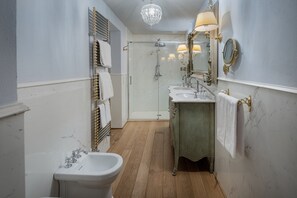Shower, hair dryer, bidet, towels - A window to the beautiful Chianti Classico hills (Impruneta)