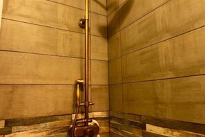 Dusche, Haartrockner, Bidet, Handtücher