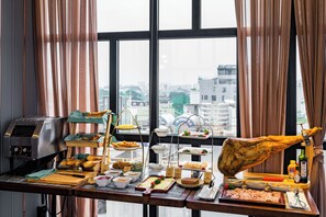 Free daily buffet breakfast