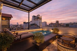 Premium bedding, pillow-top beds, minibar, in-room safe