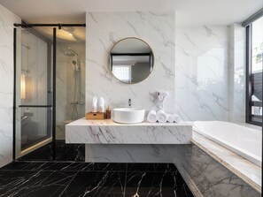 Minerva Suite with Outdoor Jacuzzi | Baño | Ducha y cabezal de ducha tipo lluvia