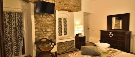 1 bedroom, in-room safe, free WiFi, bed sheets