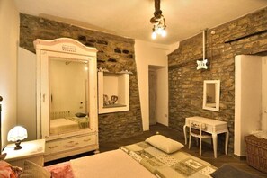 1 bedroom, in-room safe, free WiFi, bed sheets - Il Borgo del Castello Large Double Room Tulip (Cremolino)