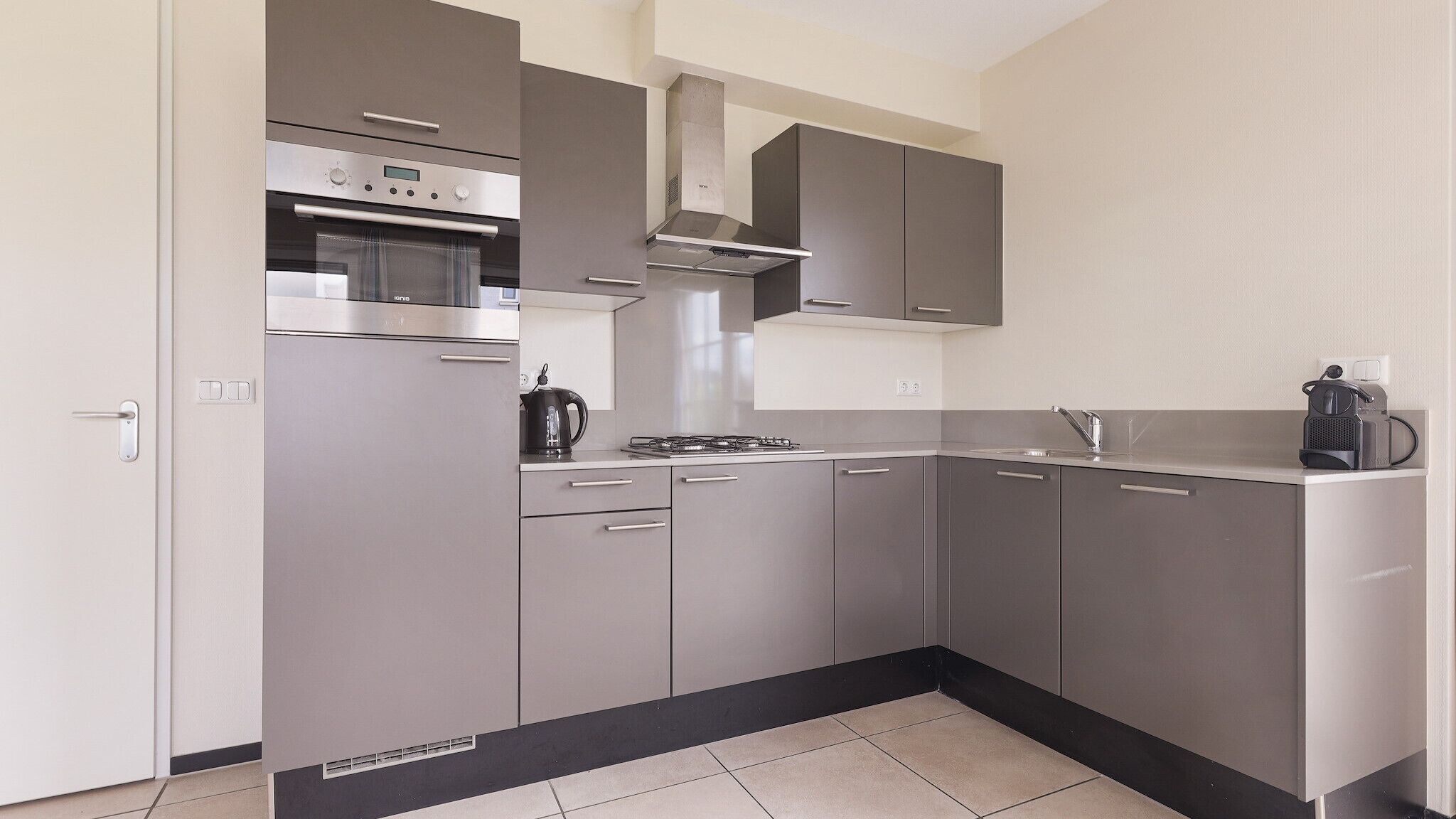 Kühlschrank, Ofen, Geschirrspüler, Wasserkocher mit Kaffee-/Teezubehör