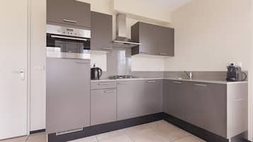 Kühlschrank, Ofen, Geschirrspüler, Wasserkocher mit Kaffee-/Teezubehör