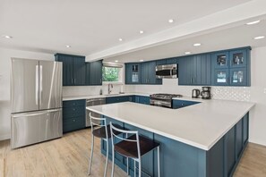 Geladeira, micro-ondas, fogão, cooktop