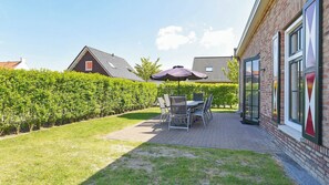 Outdoor dining - Detached group holiday home with 5 bedrooms (Nieuwvliet)