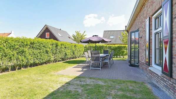 Outdoor dining - Detached group holiday home with 5 bedrooms (Nieuwvliet)