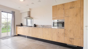Fridge, oven, dishwasher, coffee/tea maker - Detached group holiday home with 5 bedrooms (Nieuwvliet)