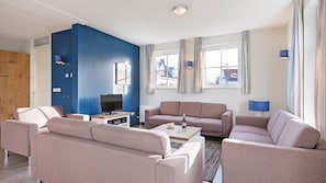 Living area - Detached group holiday home with 5 bedrooms (Nieuwvliet)