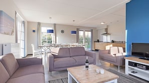 Living area - Detached group holiday home with 5 bedrooms (Nieuwvliet)