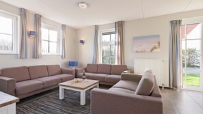 Living area - Detached group holiday home with 5 bedrooms (Nieuwvliet)
