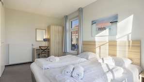 5 bedrooms, free WiFi - Detached group holiday home with 5 bedrooms (Nieuwvliet)