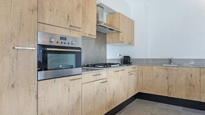 Frigorífico, horno, lavavajillas y hervidor eléctrico