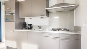 Fridge, oven, coffee/tea maker, electric kettle