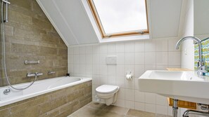 Bathroom - Child-friendly holiday home with a kids room (Nieuwvliet)